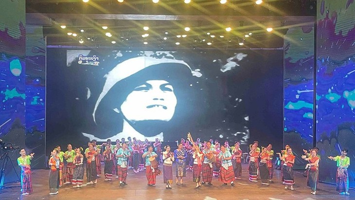 ລາຍການສະແດງສິລະປະພິເສດ “ຫວຽດນາມ - ລາວ: ມະຫາກາບແຫ່ງມິດຕະພາບ”  - ảnh 2