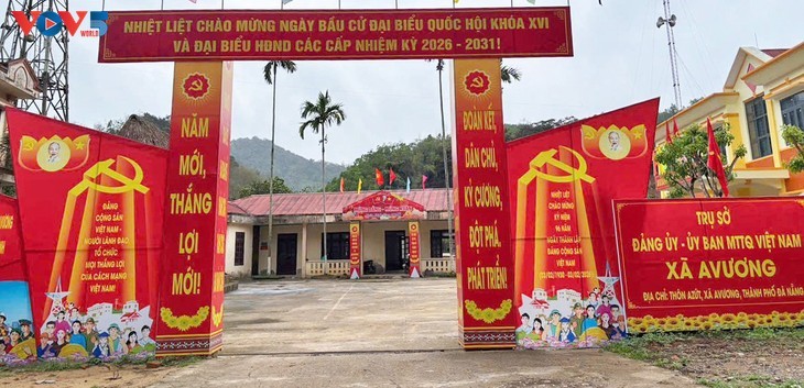 ບັນຍາກາດຮຸ່ງເຮືອງເຫຼືອງເຫຼື້ອມຢູ່ທົ່ວທຸກພາກປະເທດ ຫວຽດນາມ ໃນຊຸມວັນບຸນຂອງປະເທດຊາດ  - ảnh 10