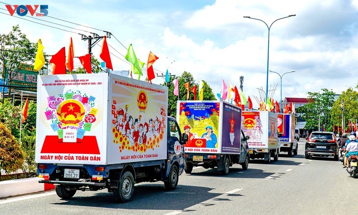 ບັນຍາກາດຮຸ່ງເຮືອງເຫຼືອງເຫຼື້ອມຢູ່ທົ່ວທຸກພາກປະເທດ ຫວຽດນາມ ໃນຊຸມວັນບຸນຂອງປະເທດຊາດ  - ảnh 12