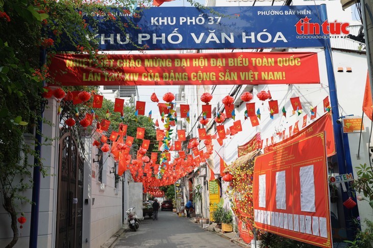 ບັນຍາກາດຮຸ່ງເຮືອງເຫຼືອງເຫຼື້ອມຢູ່ທົ່ວທຸກພາກປະເທດ ຫວຽດນາມ ໃນຊຸມວັນບຸນຂອງປະເທດຊາດ  - ảnh 17