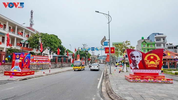 ບັນຍາກາດຮຸ່ງເຮືອງເຫຼືອງເຫຼື້ອມຢູ່ທົ່ວທຸກພາກປະເທດ ຫວຽດນາມ ໃນຊຸມວັນບຸນຂອງປະເທດຊາດ  - ảnh 3