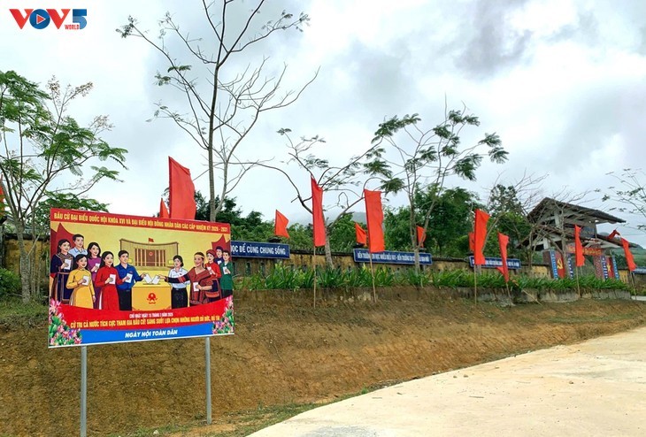 ບັນຍາກາດຮຸ່ງເຮືອງເຫຼືອງເຫຼື້ອມຢູ່ທົ່ວທຸກພາກປະເທດ ຫວຽດນາມ ໃນຊຸມວັນບຸນຂອງປະເທດຊາດ  - ảnh 8