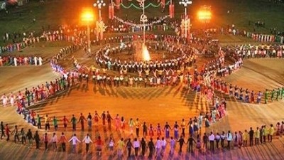 Mass performance of xoe folk dance to set Vietnamese record - ảnh 1