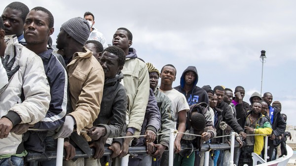 EU ready to discuss migrant reception plan   - ảnh 1