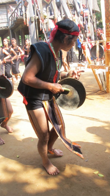 Gong performances of the Bahnar at Vietnam Museum of Ethnology  - ảnh 2