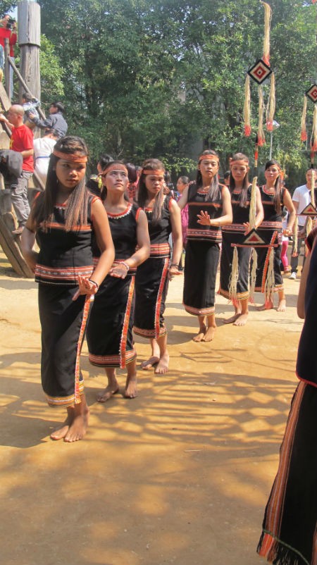 Gong performances of the Bahnar at Vietnam Museum of Ethnology  - ảnh 8