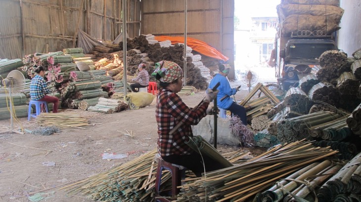 Making incense in Xa Kieu traditional craft village  - ảnh 1