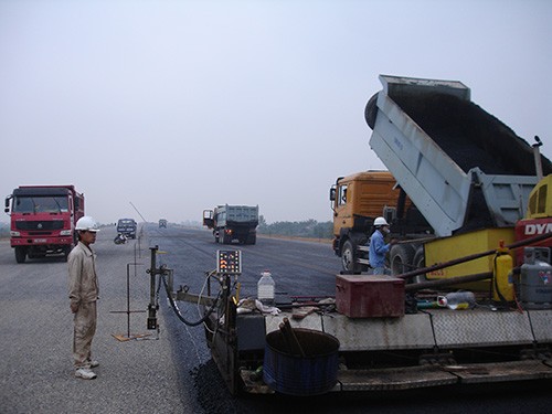 Animado ambiente de la primera jornada laboral en Vietnam en 2013 - ảnh 2