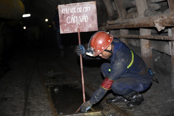 Junto a los mineros de Quang Ninh en una jornada laboral - ảnh 2