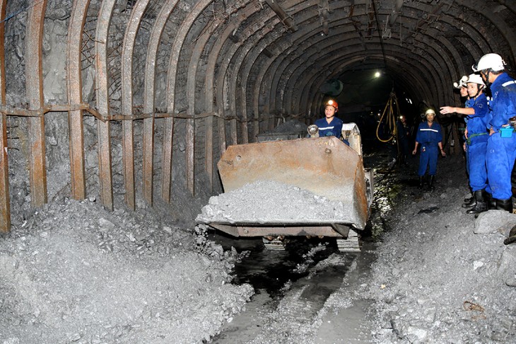 Junto a los mineros de Quang Ninh en una jornada laboral - ảnh 3