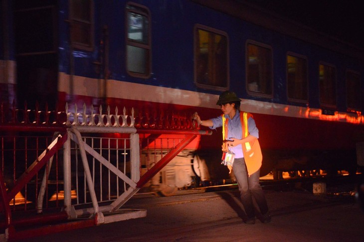 Guardianes de las barreras ferroviarias, quienes contribuyen a proteger la seguridad vial - ảnh 3