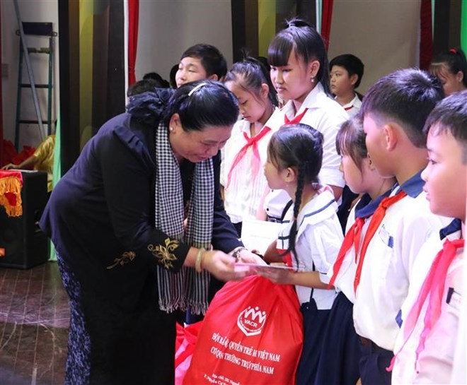 Ofrecen regalos a niños necesitados en ocasión de la Fiesta del Medio Otoño - ảnh 1