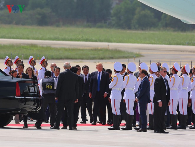 El presidente estadounidense empieza su visita estatal a Vietnam - ảnh 1