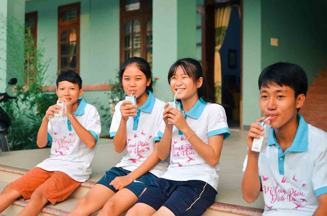 Niños vietnamitas juegan fútbol en Rusia - ảnh 1