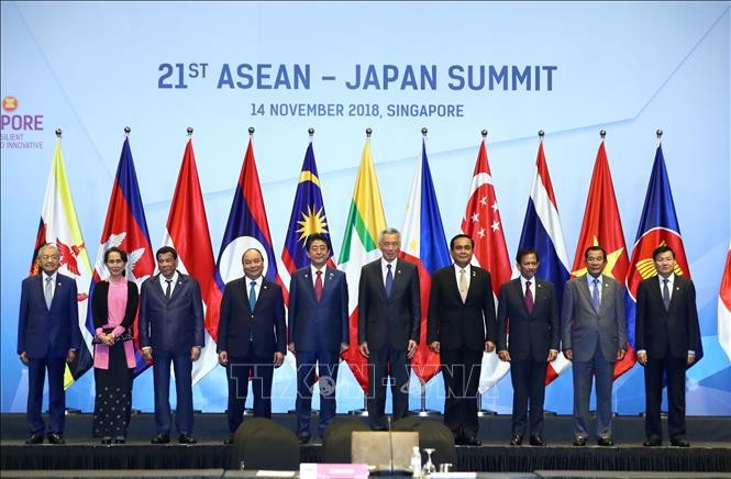 Premier de Vietnam asiste a cumbres de Asean con Japón, Rusia y Corea del Sur - ảnh 1