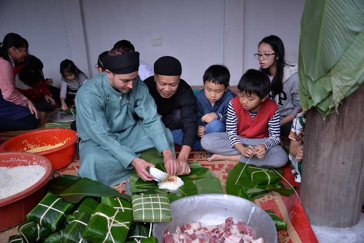 Estudiantes extranjeros experimentan el Tet vietnamita - ảnh 1