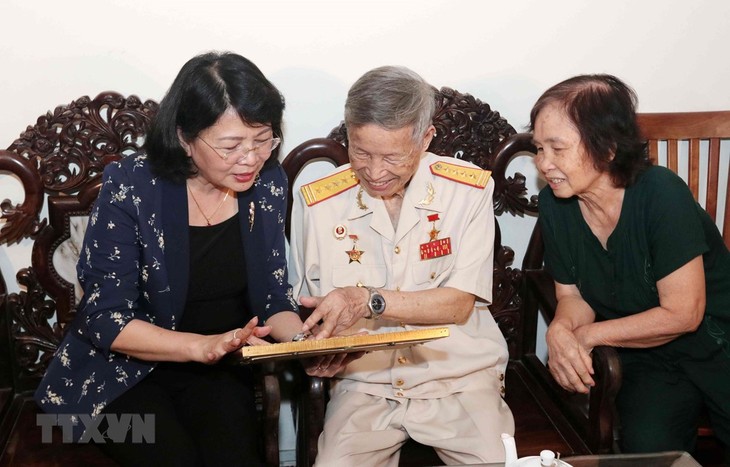 Vicepresidenta vietnamita visita familias con méritos revolucionarios - ảnh 1