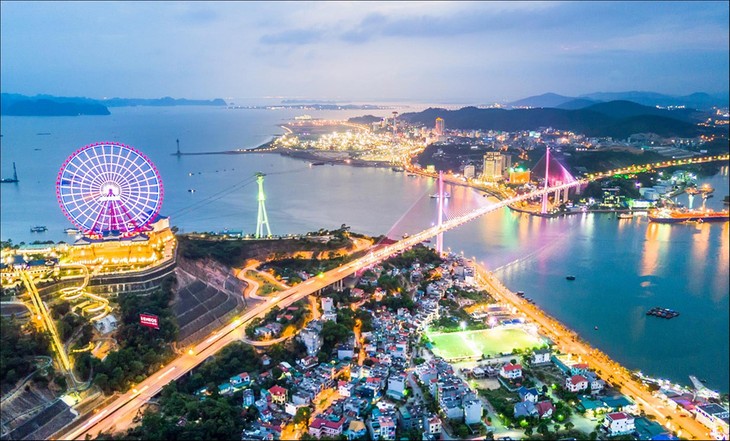 Ha Long, una ciudad moderna al lado del Patrimonio Natural de la Humanidad - ảnh 2