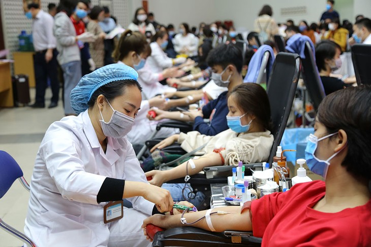 Donación de sangre evidencia la bondad humana en medio del brote del Covid-19   - ảnh 3