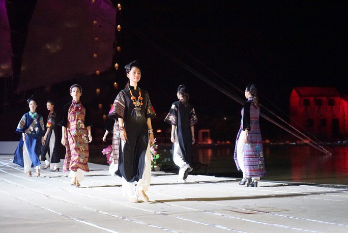 Destacan en Festival Ao Dai de Hoi An valor del traje tradicional de Vietnam - ảnh 1