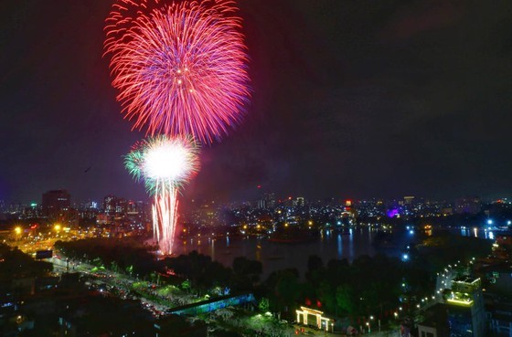 Celebración del Nuevo Año Lunar en Vietnam se adapta a la nueva normalidad - ảnh 1