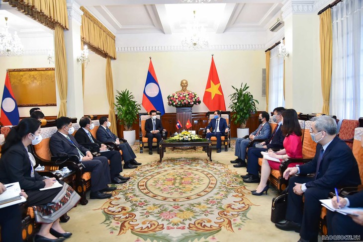 Canciller de Vietnam debaten tema de relaciones con sus pares de Noruega y Laos - ảnh 1