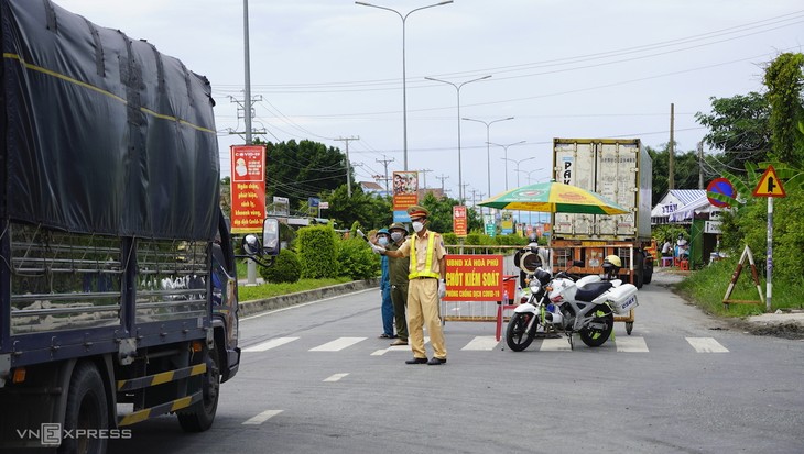 Extienden estrictas medidas de distanciamiento social en varias localidades survietnamitas - ảnh 1