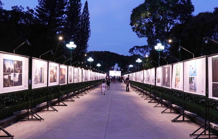 Inauguran exhibición de las mejores fotografías de prensa del mundo en 2021 en Ciudad Ho Chi Minh - ảnh 1