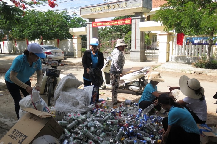 Modelo de madrinas para huérfanos en Quang Ngai - ảnh 1