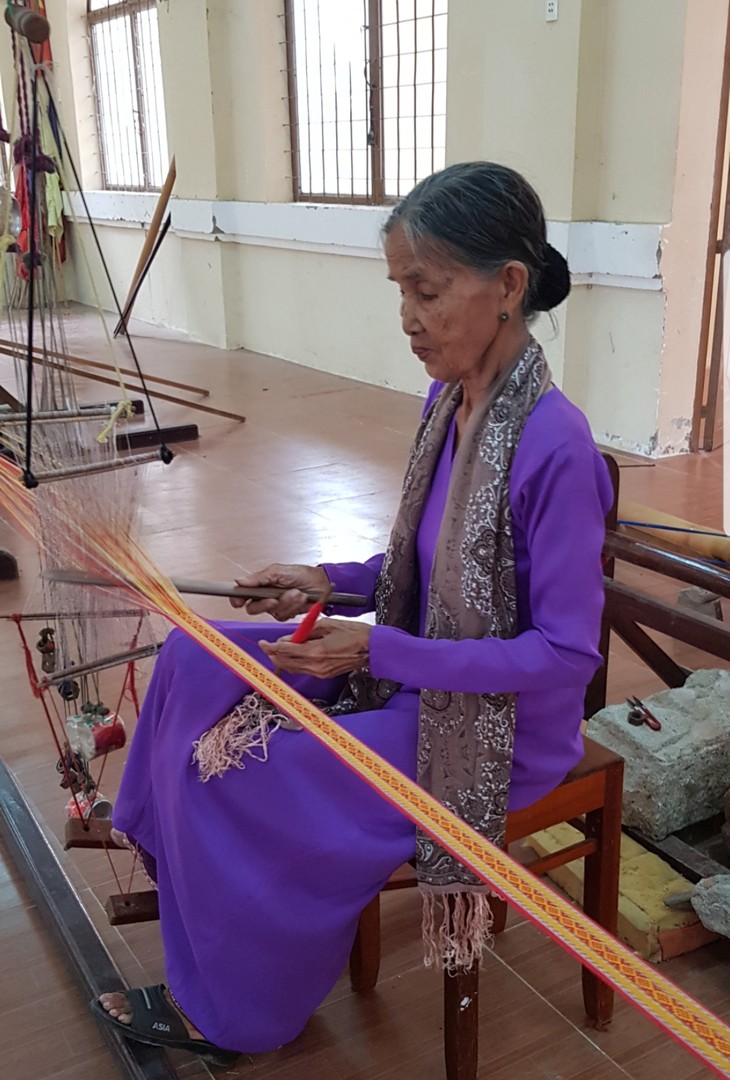 Van Thi Thang, una joya en la aldea de tejido de brocado tradicional de Ninh Thuan - ảnh 1