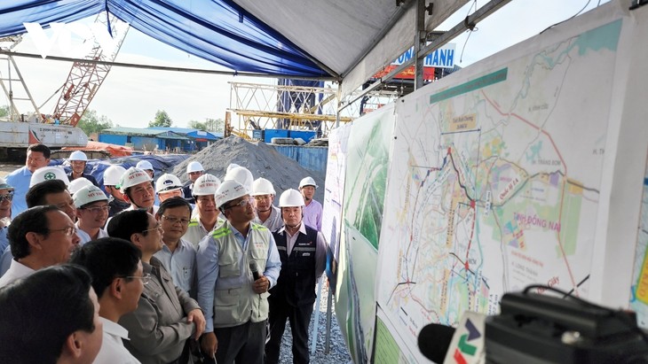 Primer ministro vietnamita inspecciona proyecto de carretera en Ciudad Ho Chi Minh - ảnh 1