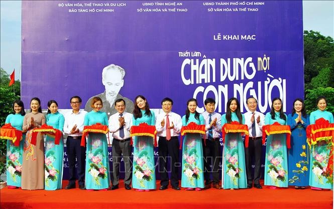 Inauguran en Nghe An exposición “Ho Chi Minh – Un retrato” - ảnh 1