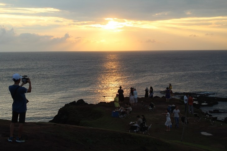 Jóvenes locales contribuyen al desarrollo turístico en la isla de Phu Quy - ảnh 2