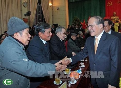 Presidente del Parlamento visita a los dirigentes y ciudadanos de Hanoi - ảnh 1