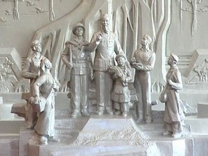 Erigen en Tuyen Quang monumento de Tío Ho con étnicos  - ảnh 1