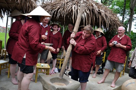 En Hoi An: Turistas extranjeros en la piel de campesinos vietnamitas - ảnh 3