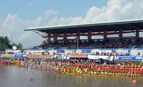 Competición tradicional de remo de los Khmers en Sóc Trang - ảnh 3