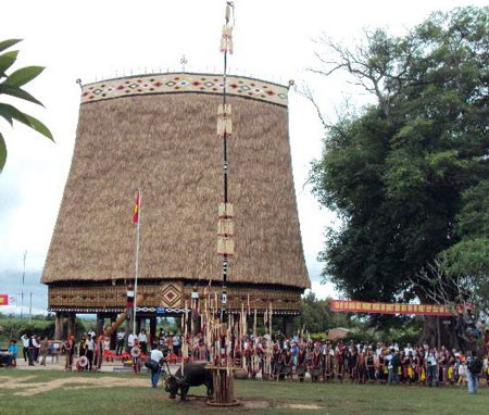 Recuperación de las casas comunales tradicionales en Kon Tum - ảnh 2