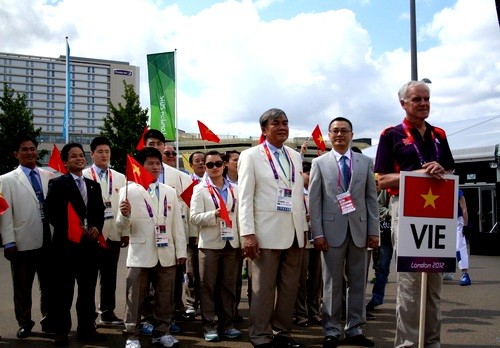 Bandera vietnamita izada en Parque Olímpico en Londres - ảnh 1