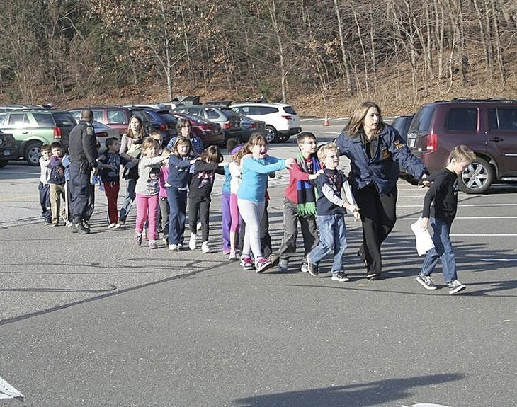 Barack Obama llega al lugar de la masacre donde murieron 27 personas - ảnh 1