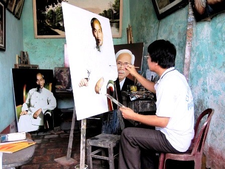 Tran Hoa Binh, autor de 600 pinturas de Ho Chi Minh - ảnh 1