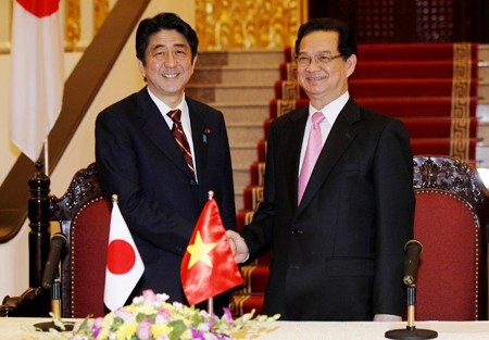 Dirigentes vietnamitas saludan visita de gobernante japonés - ảnh 1