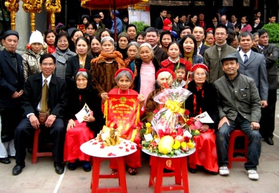 Felicitación por longevidad, una práctica tradicional en primavera - ảnh 3