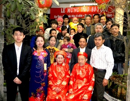 Felicitación por longevidad, una práctica tradicional en primavera - ảnh 1