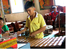 Niños jemeres interpretan la  música pentatónica tradicional - ảnh 1