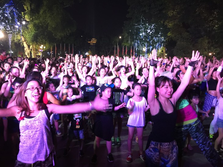 Zumba non-stop party in Hanoi - ảnh 1