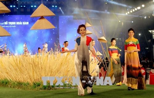 HCM city’s 5th Ao Dai Festival draws 100,000 visitors   - ảnh 1