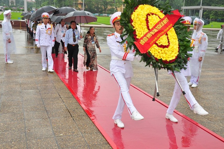 띠이엔 지앙(Tiền Giang)성, 응에 안 (Nghệ An)성 유공자 대표단, 하노이, 호찌민묘 방문 - ảnh 1