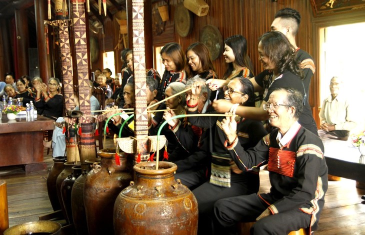 에데 (Ê Đê) 소수민족의 경로 문화, 건강 경축식 - ảnh 2