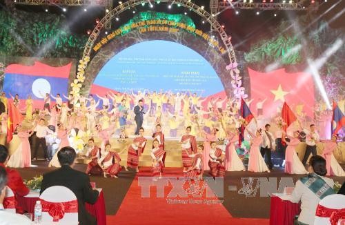 Ouverture de la fête des échanges culturels, sportifs et touristiques frontaliers Vietnam-Laos - ảnh 1